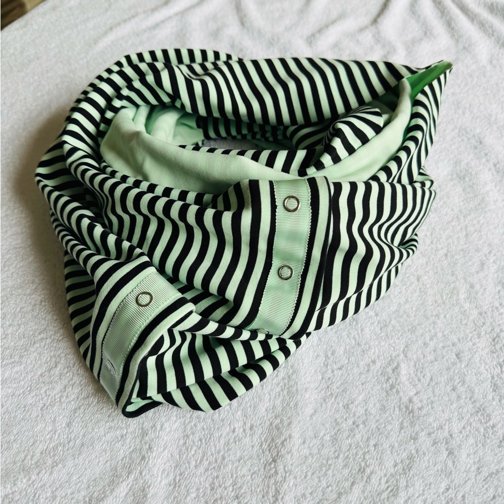 lululemon athletica Vinyasa Scarf Rulu
Classic Stripe Mint Moment Black - Picture 2 of 8